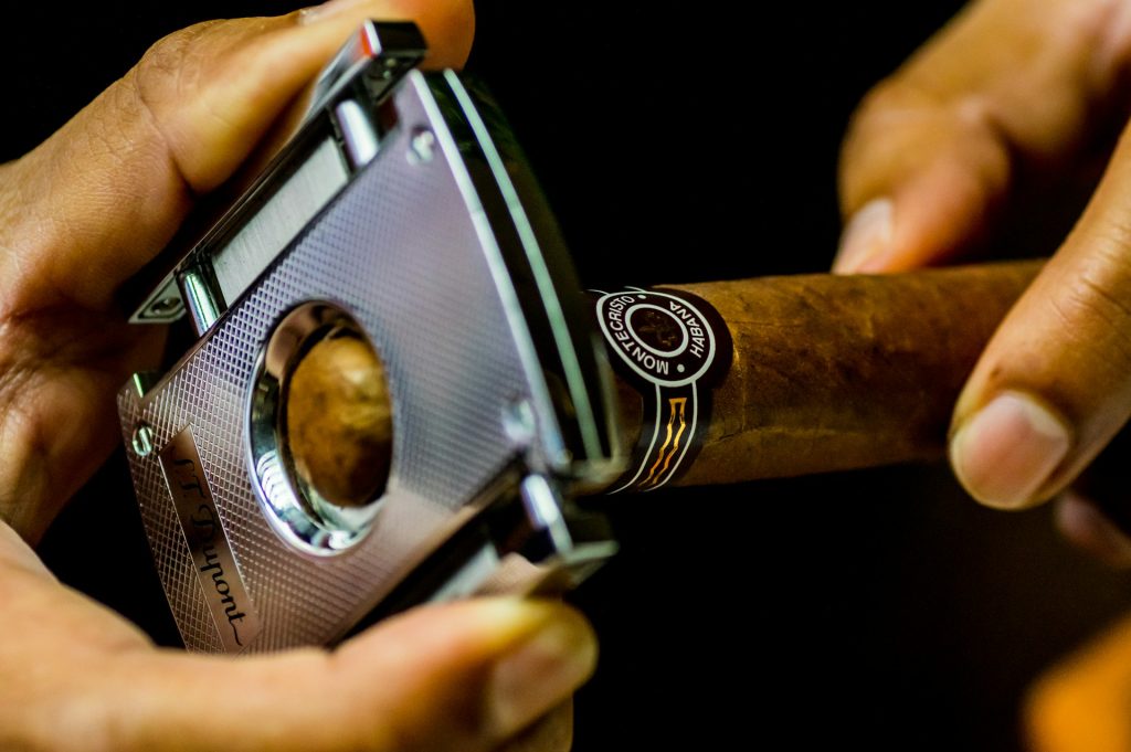 how to cut a cigar