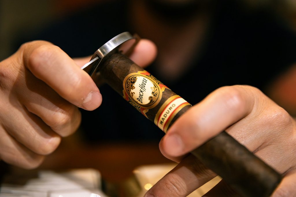 how to cut a cigar