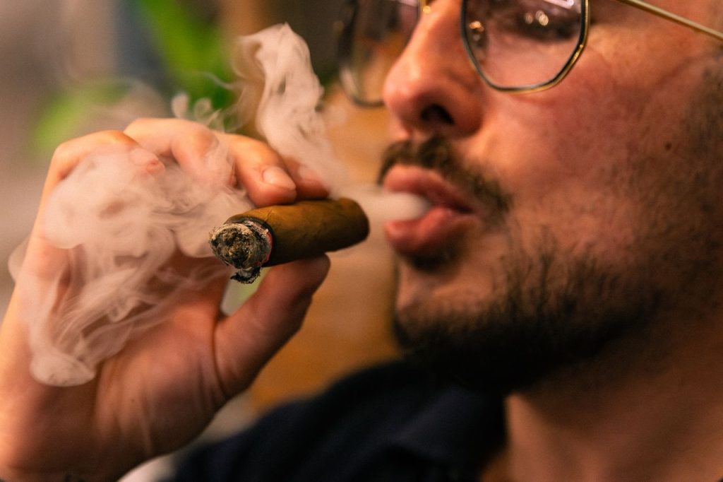 how to smoke a cigar